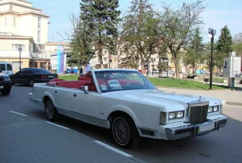 БІЛОСНІЖНИЙ КАБРІОЛЕТ LINCOLN TOWN CAR від 