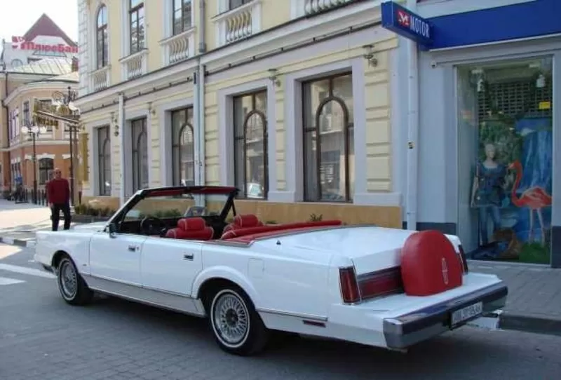 БІЛОСНІЖНИЙ КАБРІОЛЕТ LINCOLN TOWN CAR від 