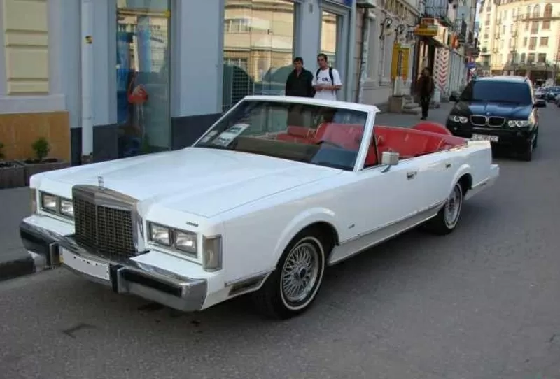 БІЛОСНІЖНИЙ КАБРІОЛЕТ LINCOLN TOWN CAR від 