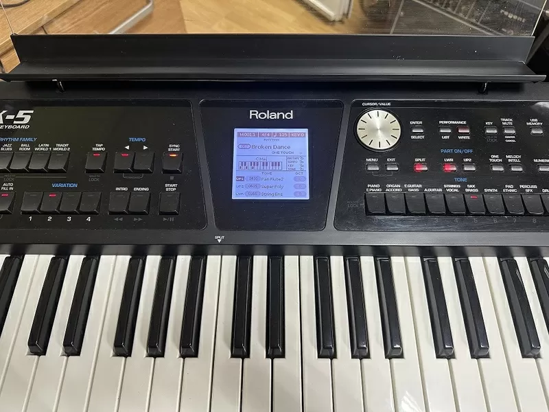Продам синтезатор Roland BK5  2
